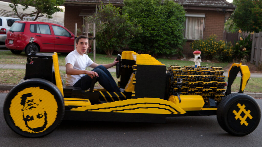 Un coche hecho de lego