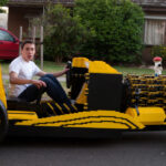 Un coche hecho de lego