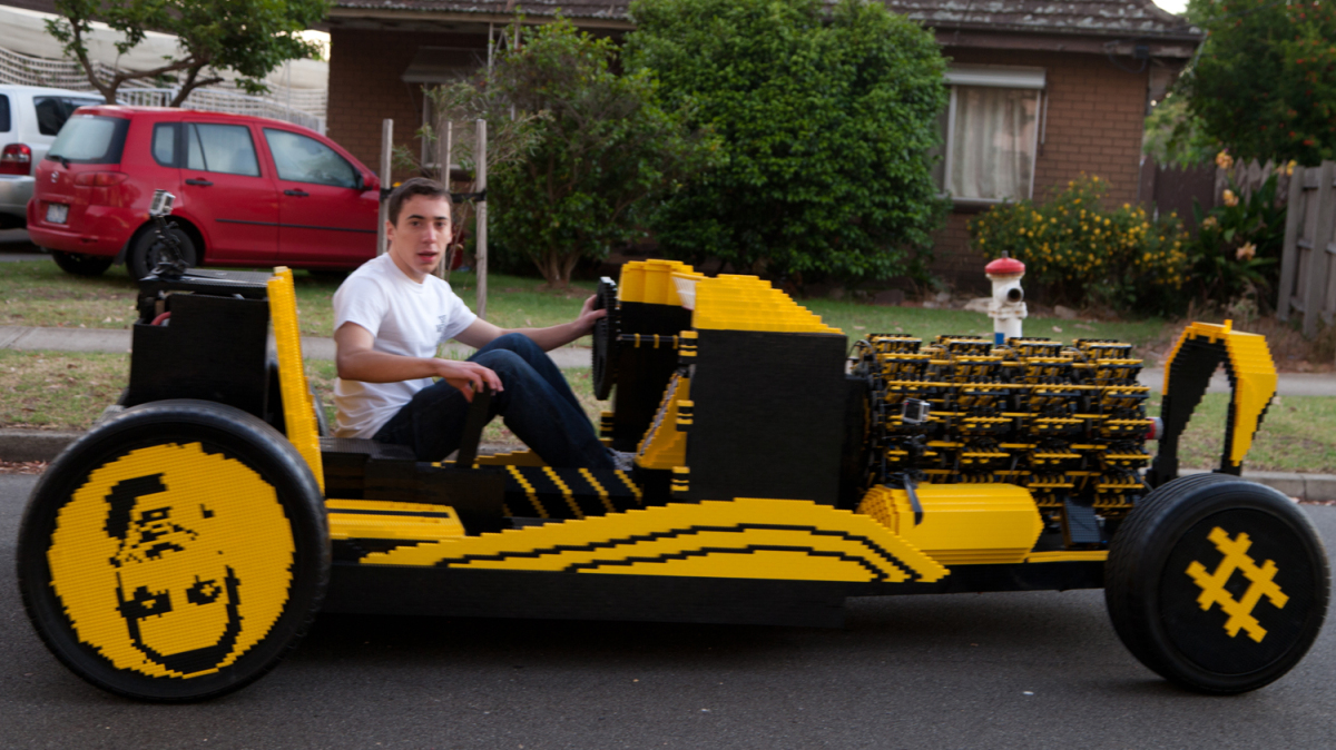 Un coche hecho de lego