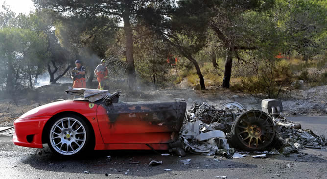 5 famosos que destrozaron sus cochazos