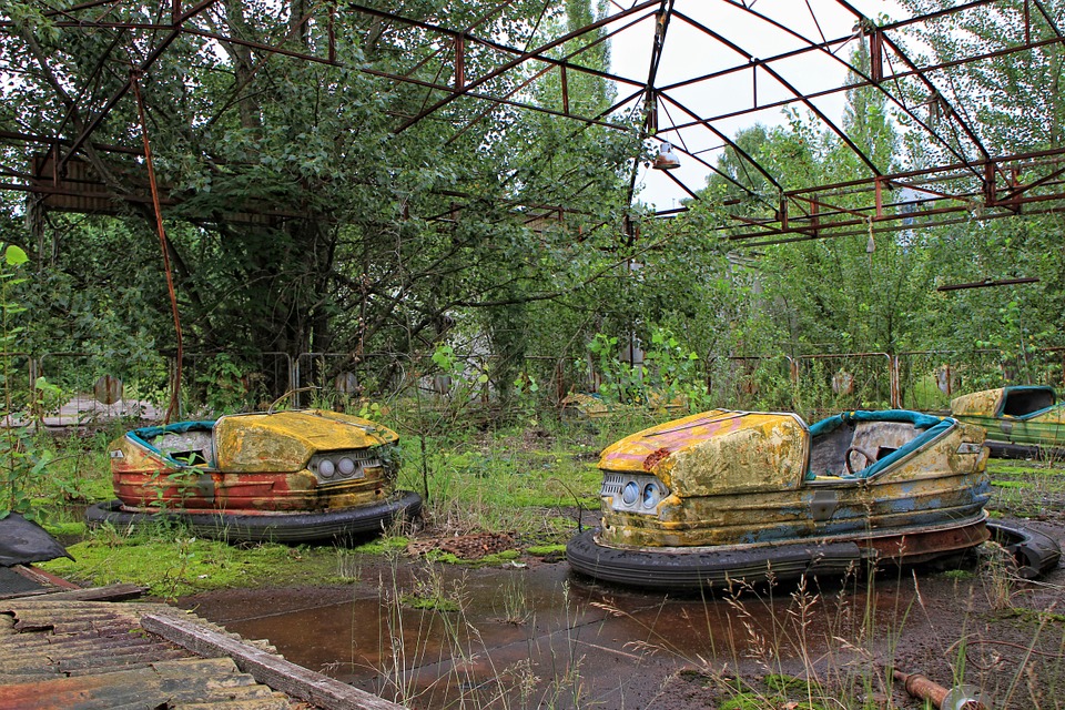 Adéntrate en el impactante cementerio de coches de Chernóbil