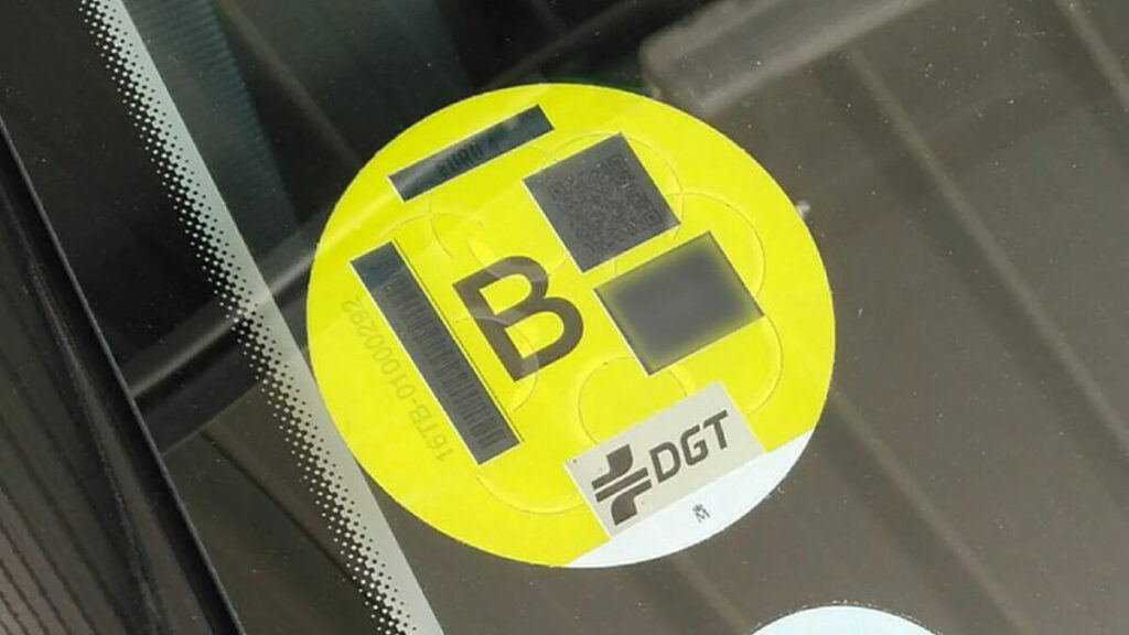 Antes de final de año… Cambio en la normativa de las etiquetas de la DGT