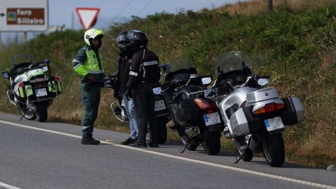 La DGT utiliza motos camufladas para vigilar las carreteras, ¿verdadero o falso?