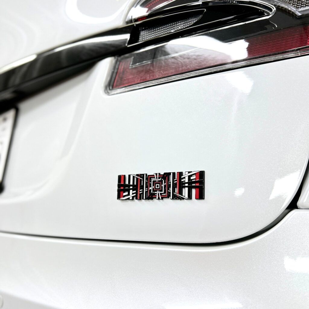 ¿Sabes que significa la pegatina de los TESLA MODEL PLAID?