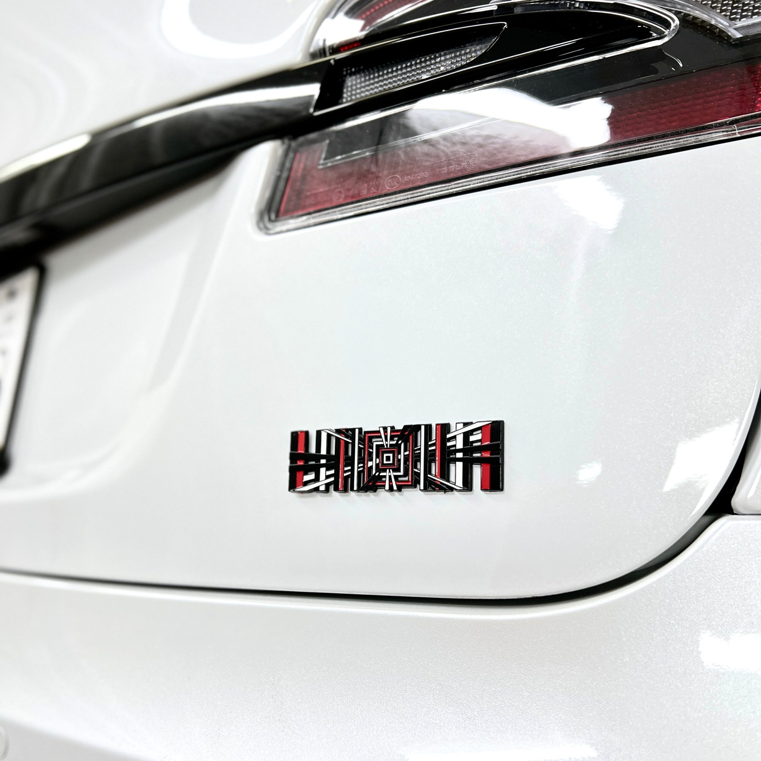 ¿Sabes que significa la pegatina de los TESLA MODEL PLAID?