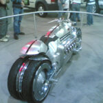 Una moto con motor de coche