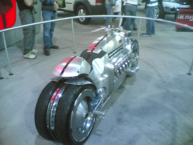 Una moto con motor de coche